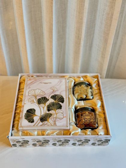 This exquisite hamper, featuring a delicate ginkgo leaf design, can be customized to your liking. We showcase various configurations, including options with assorted sweets, different quantities of dry fruit jars, or a mix of both.
