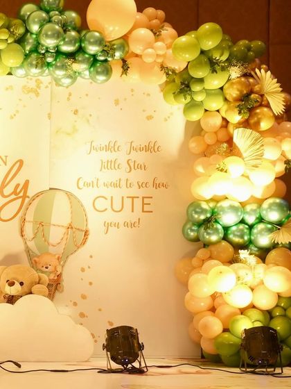 The 'Twinkle Twinkle Little Star' backdrop combines with the teddy bear theme for a sweet and dreamy setup. The hot air balloon element adds to the sense of adventure and wonder.
