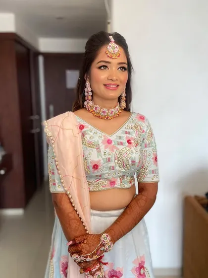 The complete mehendi look, perfect for a daytime celebration.