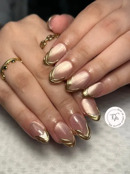This set features a unique, abstract liquid gold chrome design over a shimmery cat-eye base, perfect for a statement look.