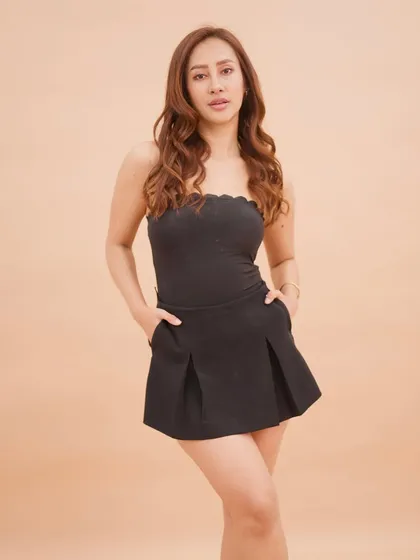 A full-length shot from the Choco Chic Collective. The goal was to elevate the natural richness of brown shades, highlighting their boldness and versatility for 2025.