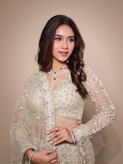 A final shot from the masterclass promo, inviting students to learn how to create dreamy bridal looks.