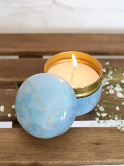 Our floral scented candle in a beautiful blue marbled tin. Encased in an elegant design and infused with a soothing aroma, it brings the beauty of a garden indoors.