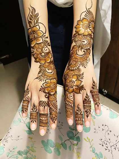 A delicate and graceful Arabic floral design. The pattern flows beautifully from the wrist to the fingertips, elongating the hands.