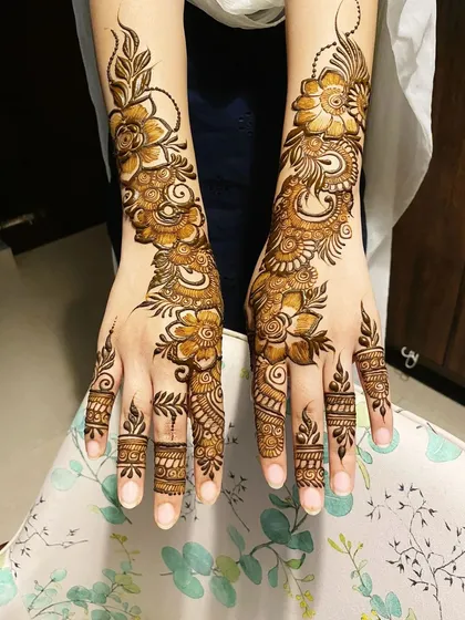 This elegant Arabic design features a beautiful floral vine that trails from the forearm down to the fingers. The clean lines and open spaces give it a very graceful and contemporary feel.
