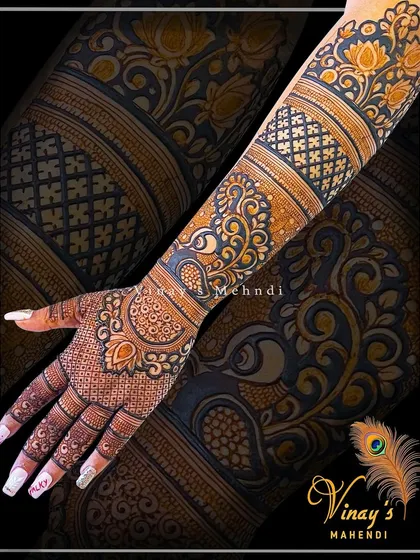 A striking back-of-hand design with bold, dark patterns mixed with delicate latticework. The peacock and lotus motifs add a classic touch.