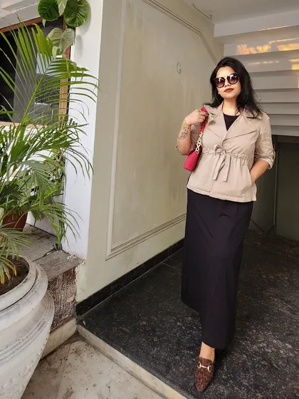 A closer look at a smart casual outfit, showing how a pop of color in the handbag can elevate a neutral palette. My styling sessions cover accessorizing for impact.