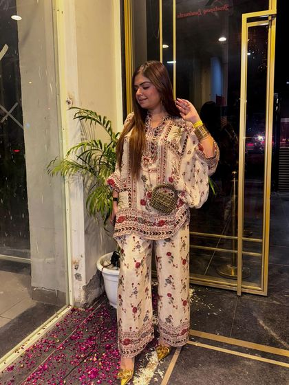 The beautiful details of this printed kaftan set make it a standout piece for any festive wardrobe.