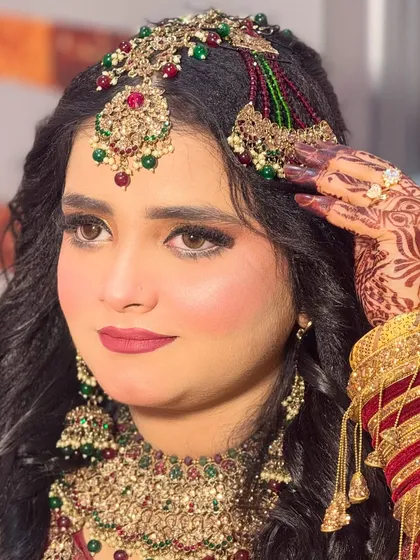 This bride's royal look is complete. Her makeup is bold and glamorous, perfectly suited for a grand Walima celebration.