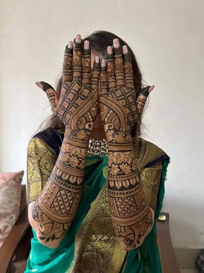 Back of Hand Mehandi photo 3