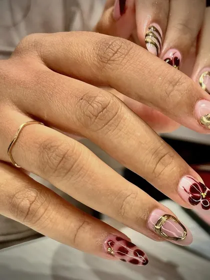 A rich and artistic design with a variety of patterns. This set combines a deep red floral design with tortoiseshell patterns and 3D gold accents for a truly custom look.