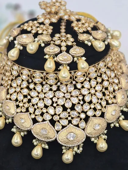 An exceptionally grand and unique bridal choker with intricate floral and leaf motifs and pearl drops. A true masterpiece.