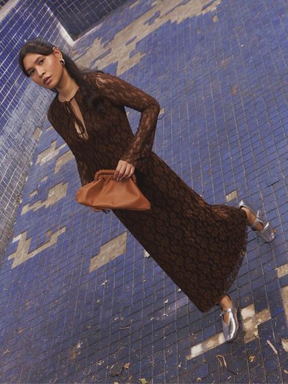 A fall greeting from my Slouch Clutch, a new addition crafted for winter evenings. Available in tan, chocolate brown, and suede, it’s designed to be your go-to accessory for any outing.