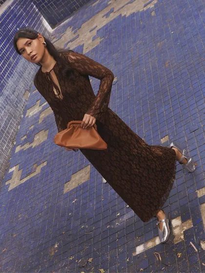 A fall greeting from my Slouch Clutch, a new addition crafted for winter evenings. Available in tan, chocolate brown, and suede, it’s designed to be your go-to accessory for any outing.