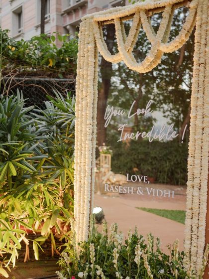 A beautiful and thoughtful detail. A mirror at the entrance, framed with fragrant flowers, greets guests with the message, "You Look Incredible!"