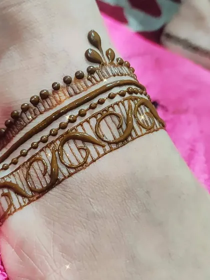 A close-up of a simple ankle band, a great starting point for learning to apply henna on feet.