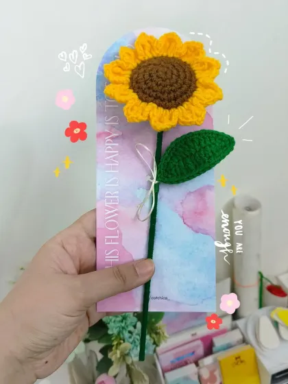 Our single sunflower stem presented with a beautiful backing card. It’s a complete gift, ready to give for a birthday, thank you, or just to make someone smile.