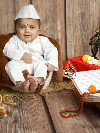 Celebrating our rich Maharashtrian heritage with a tiny Varkari. It is an honor to create these culturally significant portraits, complete with traditional attire and props, to connect your little one to their roots.