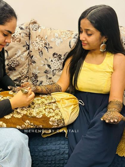 Here I am, applying an engagement mehendi for a client in Mumbai. I provide at home services so you can relax and get your mehendi done in comfort.