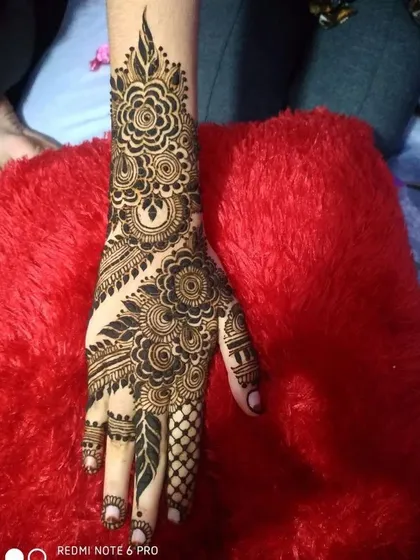 A classic sider design that covers the entire back of the hand, featuring a mix of floral and paisley motifs.