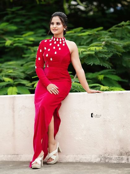 Another powerful pose from Thanvi's photoshoot. The makeup is designed to look flawless and impactful in professional photography.