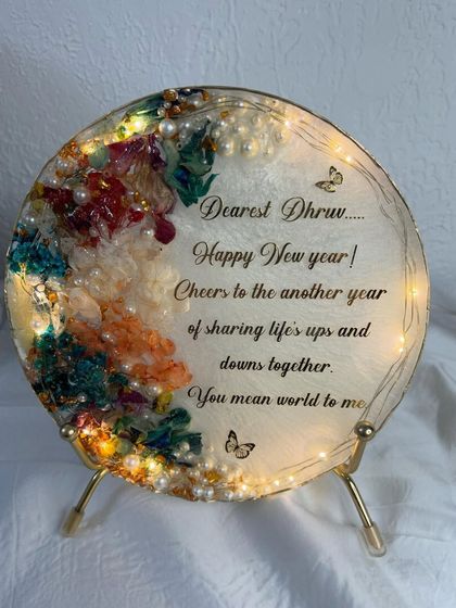 The personalized New Year's frame with LED lights. The warm glow adds a festive touch and highlights the beautiful details of the piece.