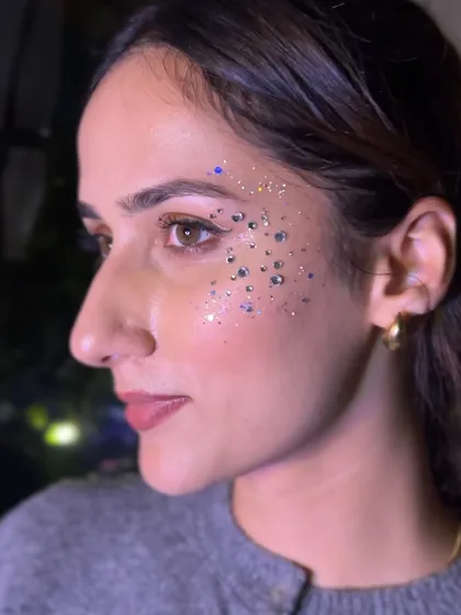 A mix of different sized rhinestones with a sprinkle of fine glitter. This look has so much dimension and sparkle, perfect for a night out.