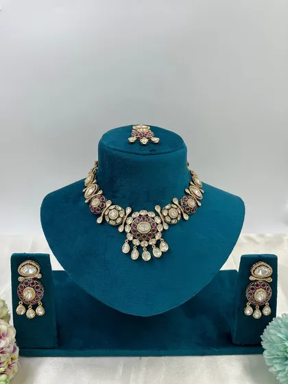 The same kundan and meenakari set on a different display.