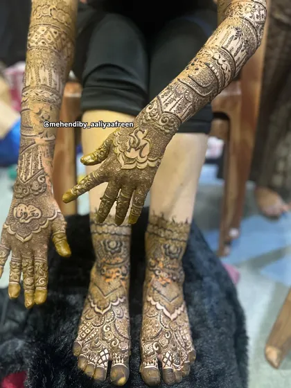 A complete bridal look from hands to feet. For this bride, we created a beautiful narrative design that tells her story, with matching intricate patterns on her hands, arms, and feet for a stunning head-to-toe look.