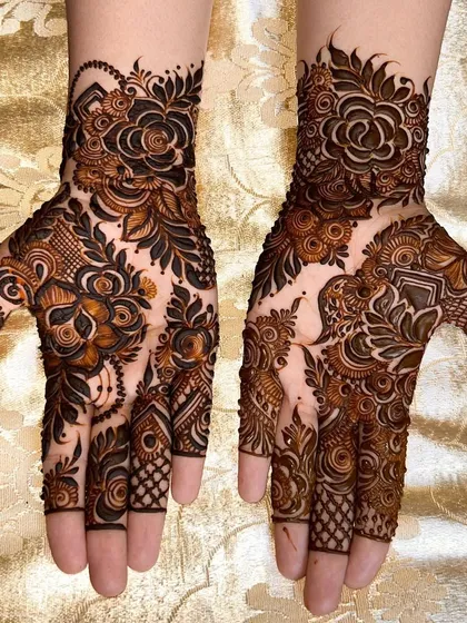 A lovely design with bold, shaded flowers on the back of the hands, creating a beautiful contrast and a 3D effect.