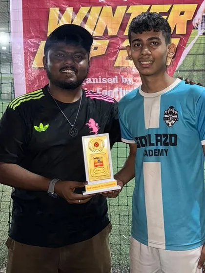 Our coach presenting the Best Defender award to a key player from our Under-15 team at the Winter Cup.
