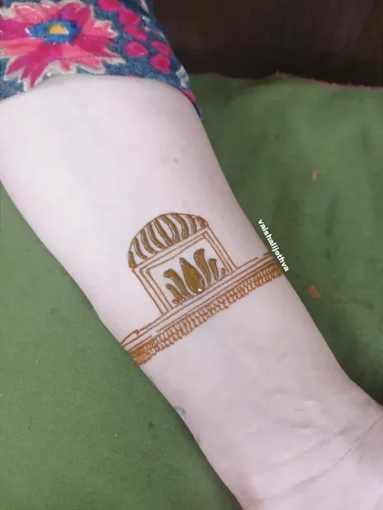 The beginning of an Indian mehndi design cuff, starting with a simple palace window motif.