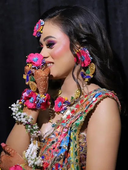 This image shows the matching floral haath phool, completing the jewellery set. My floral sets are lightweight and comfortable, so you can enjoy your functions without any hassle.