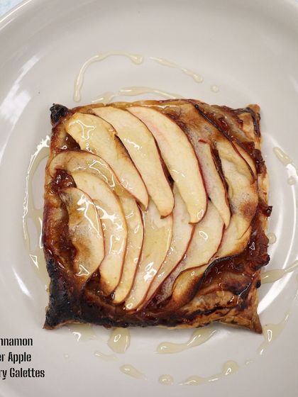 This is our Ceylon Cinnamon and Ginger Apple Puff Pastry Galette. It’s a perfect example of how we make wellness journeys vibrant and exciting, turning a classic pastry into a nutrient-rich, delicious, and healthy meal.