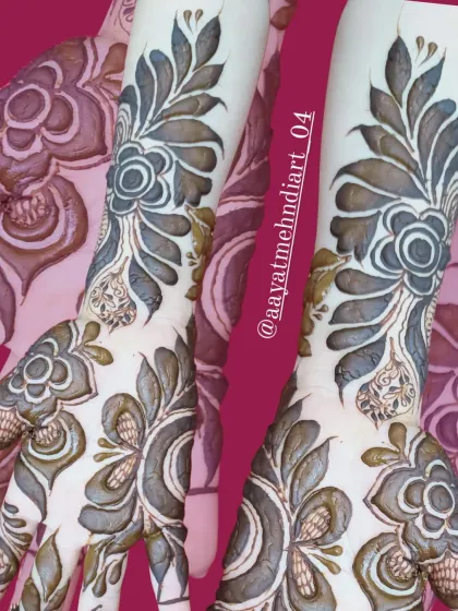 A clear view of the Doha design, showing the contrast between the dark, filled-in leaves and the lighter, detailed flowers.