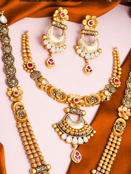 A beautiful bridal set with floral motifs and semi-precious stones. The combination of a choker and matching bracelets offers a complete and elegant solution for your customers.