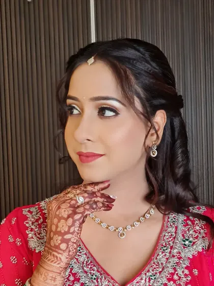 A lovely portrait of Diksha, looking elegant and ready for the festivities.