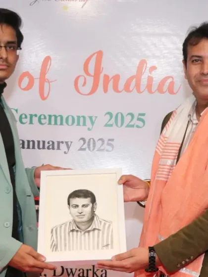 A student presents a hand-drawn portrait to our Guest of Honour, Shri Ashutosh Ji, at the award ceremony.