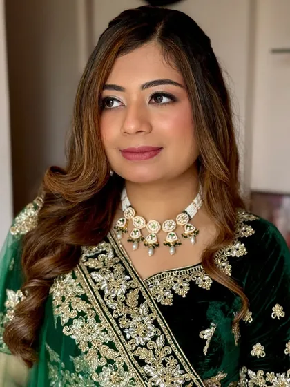 A little glam, a little tradition, and a whole lot of magic. This look in a deep green velvet is perfect for a winter reception, with shimmery champagne eyes and soft waves.