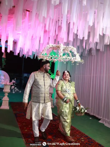 Make a grand entrance at your baby shower with a matching floral umbrella. This unique accessory, made with 'Rui' flowers, perfectly complements the floral jewellery set.