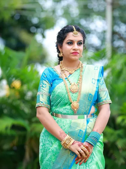 A full portrait of Kavya's wedding guest look. The makeup, jewellery, and saree all come together for a perfectly coordinated style.
