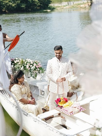 The groom arrives by boat for his lakeside Nischitartham, a serene and picturesque moment we planned to take full advantage of the beautiful venue.