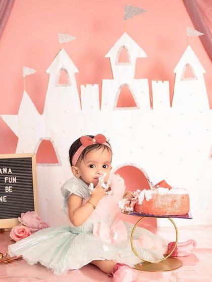 A delicate taste of her first birthday cake. This princess-themed shoot in soft pastel colors is perfect for a dreamy and magical celebration.