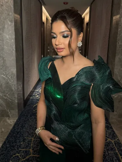 Metallic glam for the gorgeous Riddhi. I loved creating these green chrome eyes paired with the perfect pink nude lips and bronzed cheeks. That top knot looks oh so glam.