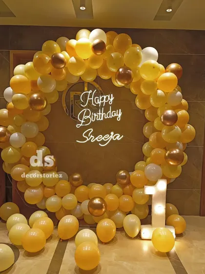 A slightly different angle of the yellow and gold balloon ring, capturing the beautiful reflection in the background.