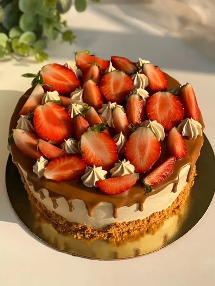 My Strawberry Biscoff cake, featuring layers of vanilla sponge, fresh strawberries, and Biscoff cream, all topped with a tempting Biscoff drip.