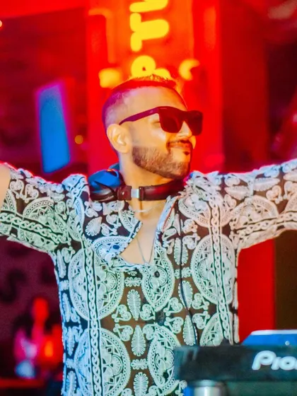 You always mesmerize me, Sunburn Union. A shot of me with my hands up, soaking in the Friday vibe.