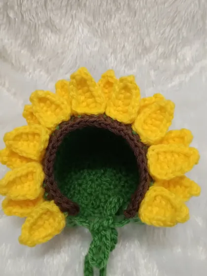 This bright and cheerful sunflower bonnet is one of my favorite custom orders, designed as a special prop for a newborn photoshoot. The detailed petals and soft construction make it a unique piece for capturing precious moments.