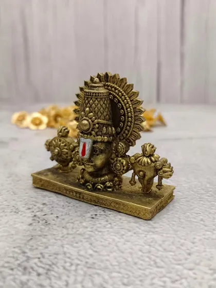 Yeh choti si brass ki Tirupati Balaji murti hai jiske saath Shanku aur Chakra bhi hain. Ise aap apne car dashboard ya office desk par bhi rakh sakte hain.