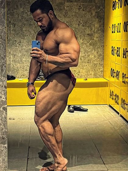 Prep Day 24. A mirror selfie showing the leg definition and vascularity.